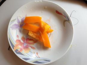 黄椒也斜着切成小条