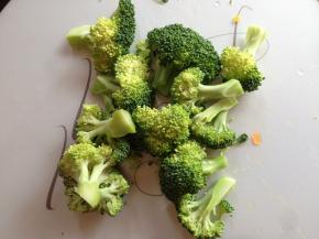 西兰花掰成小朵用淡盐水浸泡10分钟捞冲净出