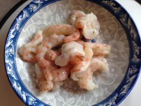 加盐、白胡椒粉、蛋清、淀粉抓匀腌制10分钟