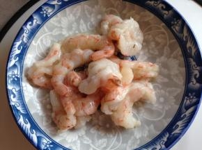 加盐、白胡椒粉、蛋清、淀粉抓匀腌制10分钟