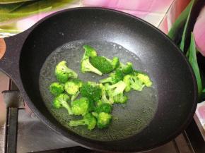 倒入西蓝花焯水30秒捞出过冷水备用，西蓝花比较嫩千万不要焯水时间长了