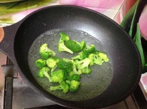 倒入西蓝花焯水30秒捞出过冷水备用，西蓝花比较嫩千万不要焯水时间长了