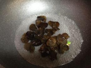 随后倒入木耳焯水至断生捞出
