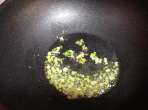 炒锅烧热加少许油炒香葱、姜碎