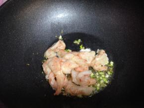 转大火倒入虾仁快速炒至变色