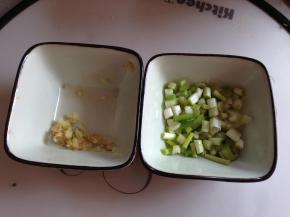 香葱切碎、姜切成蓉