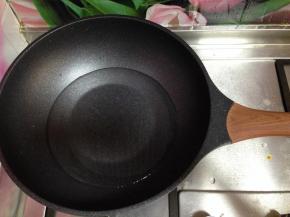 双喜麦饭石炒锅加水、盐烧开