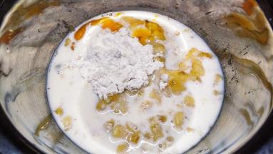 倒入牛奶拌均匀