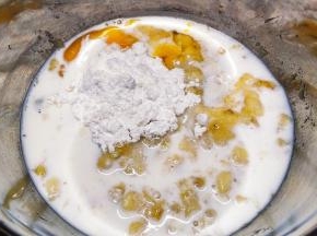 倒入牛奶拌均匀