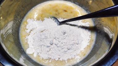 拌均匀后倒入面粉