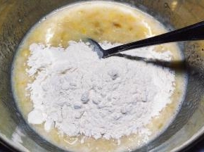 拌均匀后倒入面粉