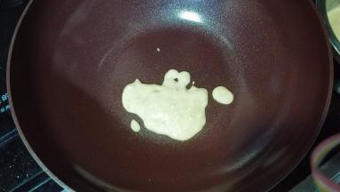 不粘锅放炉上加热，拿出锅（离火）放入2勺香蕉糊