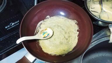 用勺子摊开摊薄，这样摊已经足、