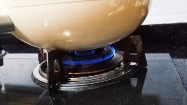 把锅放回炉子上小火加热