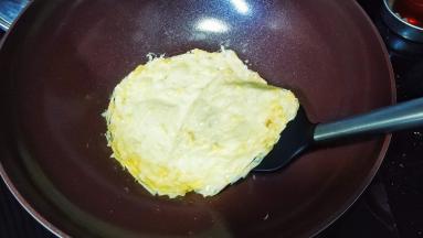 用铲翻面煎至两边金黄