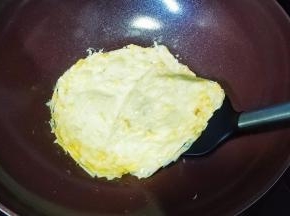 用铲翻面煎至两边金黄