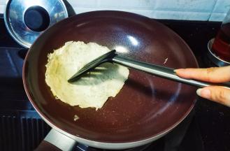 用铲子压着饼滑动，可以受热均匀