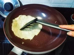 用铲子压着饼滑动，可以受热均匀