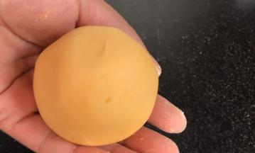 分成四等份，滚搓成圆球