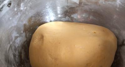 揉成光滑面团后，密封发酵至两倍大