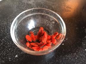 枸杞洗净，沥水备用