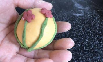 沾湿后贴在花茎上面