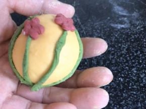 沾湿后贴在花茎上面