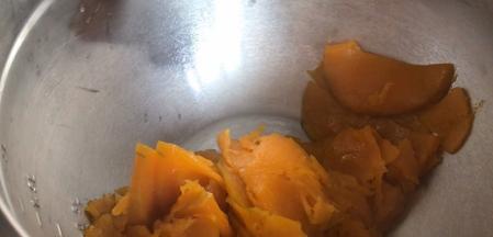 倒入大点的容器中