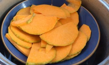 南瓜去皮切薄片，放入开水锅中蒸熟