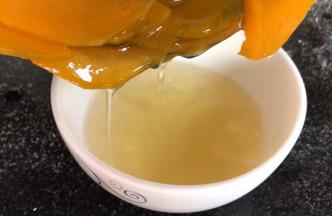 蒸熟后的南瓜沥干多余的水分