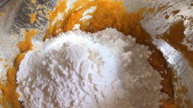 加入面粉，拌成絮状