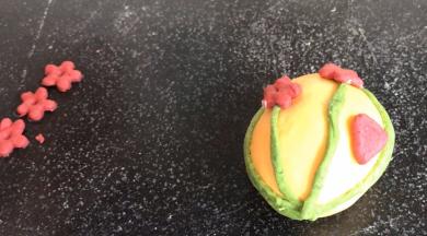 再用红面团做一颗小红心，贴在侧面即可