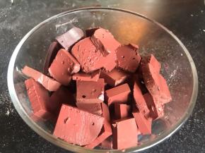 猪血冲洗干净，切成小块