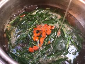 淋入香油，拌匀即可