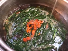 淋入香油，拌匀即可