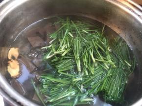 加入韭菜，煮沸