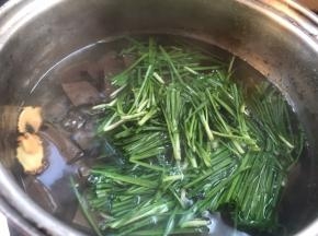 加入韭菜，煮沸