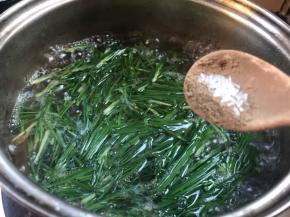 调入胡椒粉和味精，拌匀