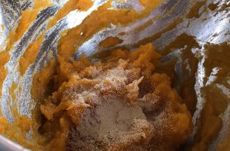 加入酵母，拌匀