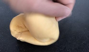 发酵好的面团取出，揉匀排气