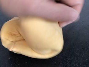 发酵好的面团取出，揉匀排气