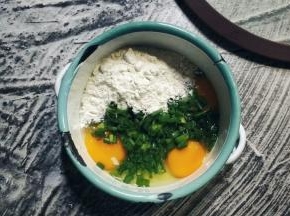 葱花、面粉、盐放入鸡蛋里