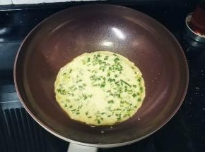 锅里放入少许油，倒入面糊