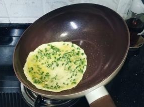 滑动让面糊受热均匀