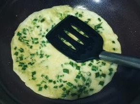 翻面煎至两金黄