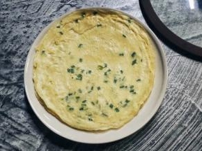 煎好放在盘子里晾凉后卷起