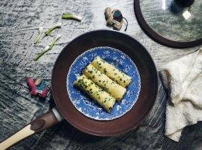 来吃葱油鸡蛋卷咯
