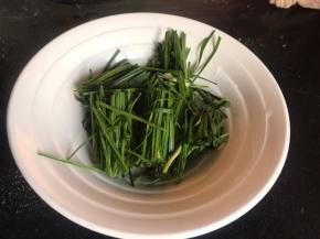韭菜摘洗干净后，切成寸段