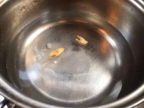 起锅烧适量清水，放入姜片、盐