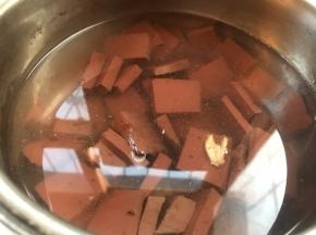 放入猪血，大火煮沸